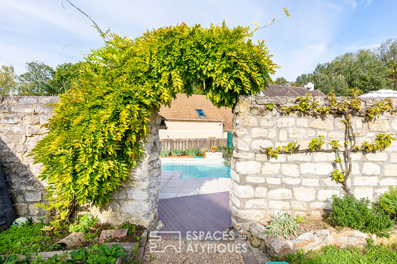 La Belle Embellie – bright farmhouse with swimming pool.