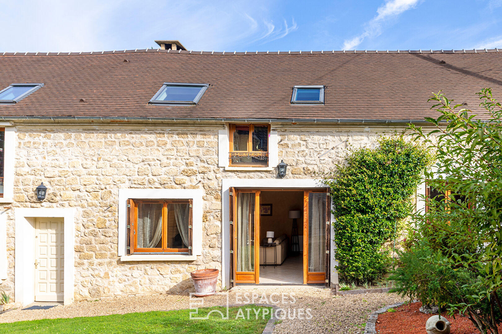 La Belle Embellie – bright farmhouse with swimming pool.
