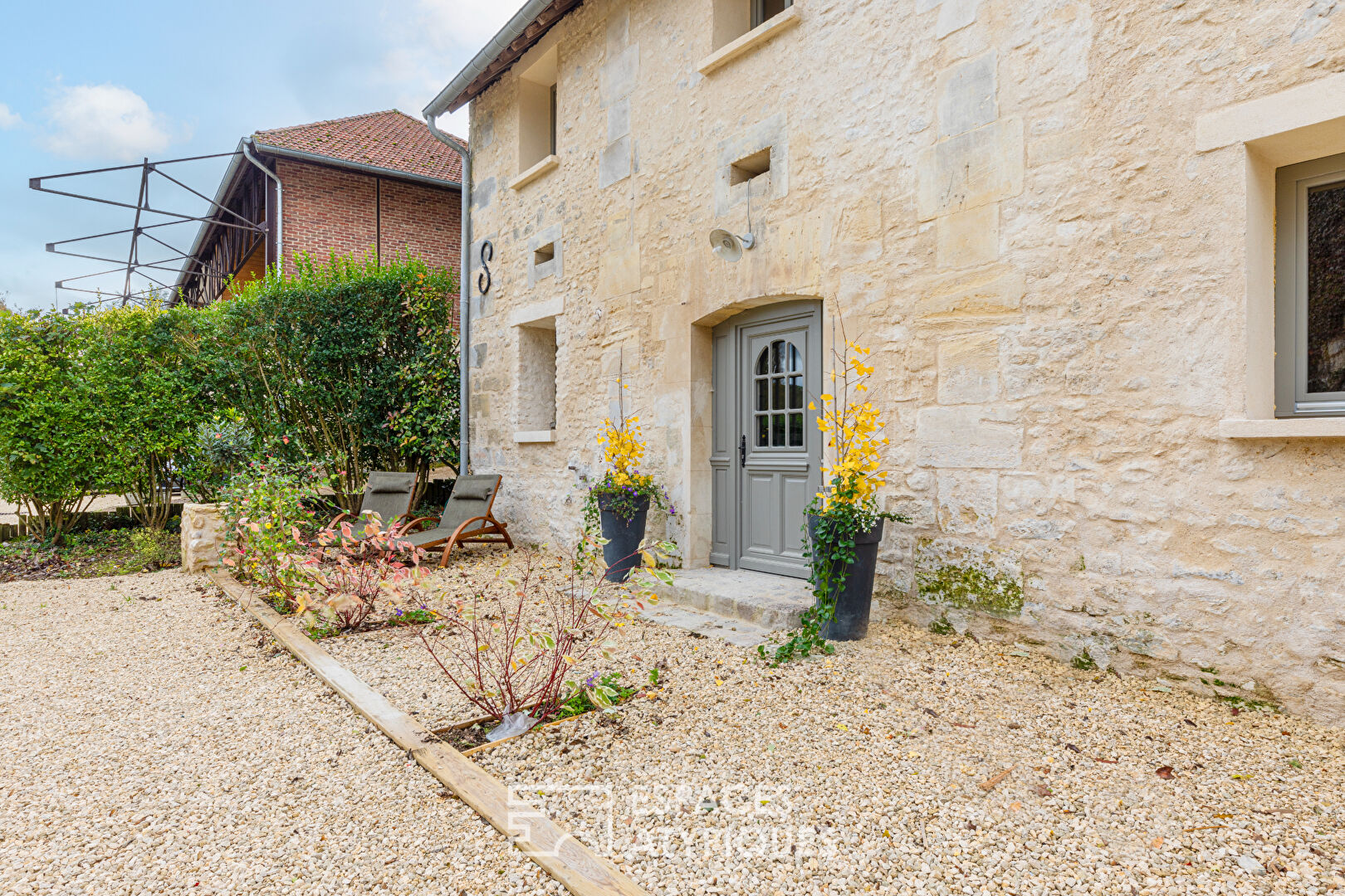 Maison en pierres apparentes dans un Prieure du XI-ème siècle