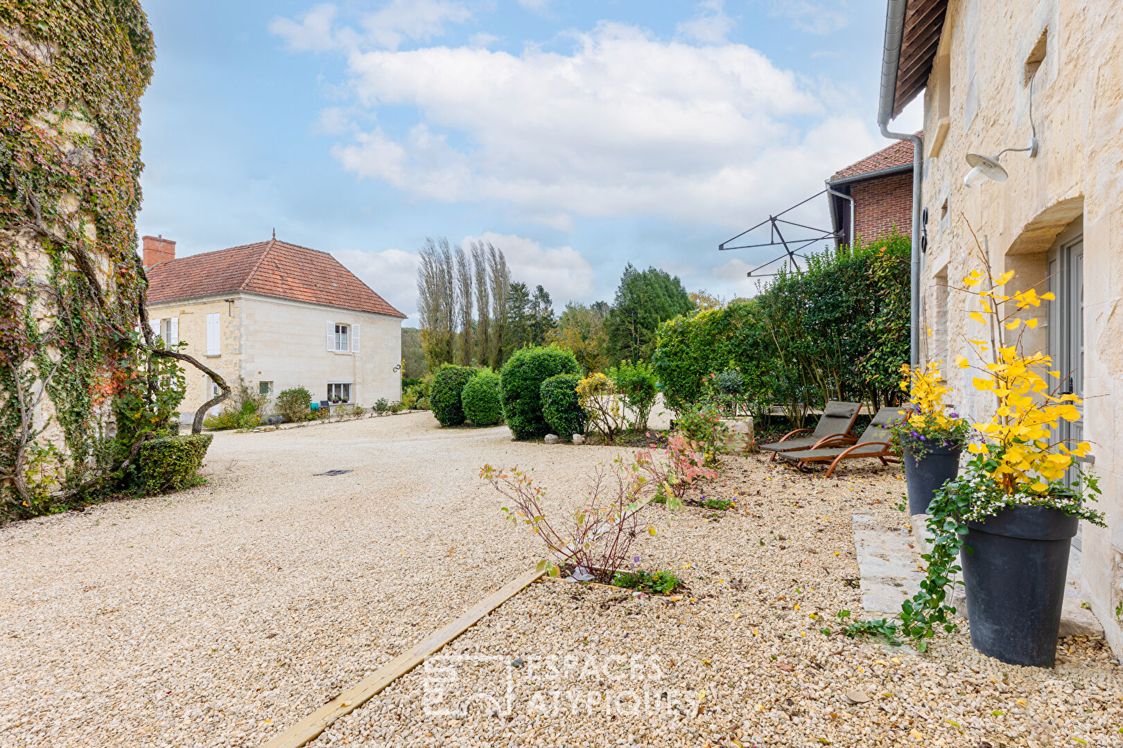 Maison en pierres apparentes dans un Prieure du XI-ème siècle