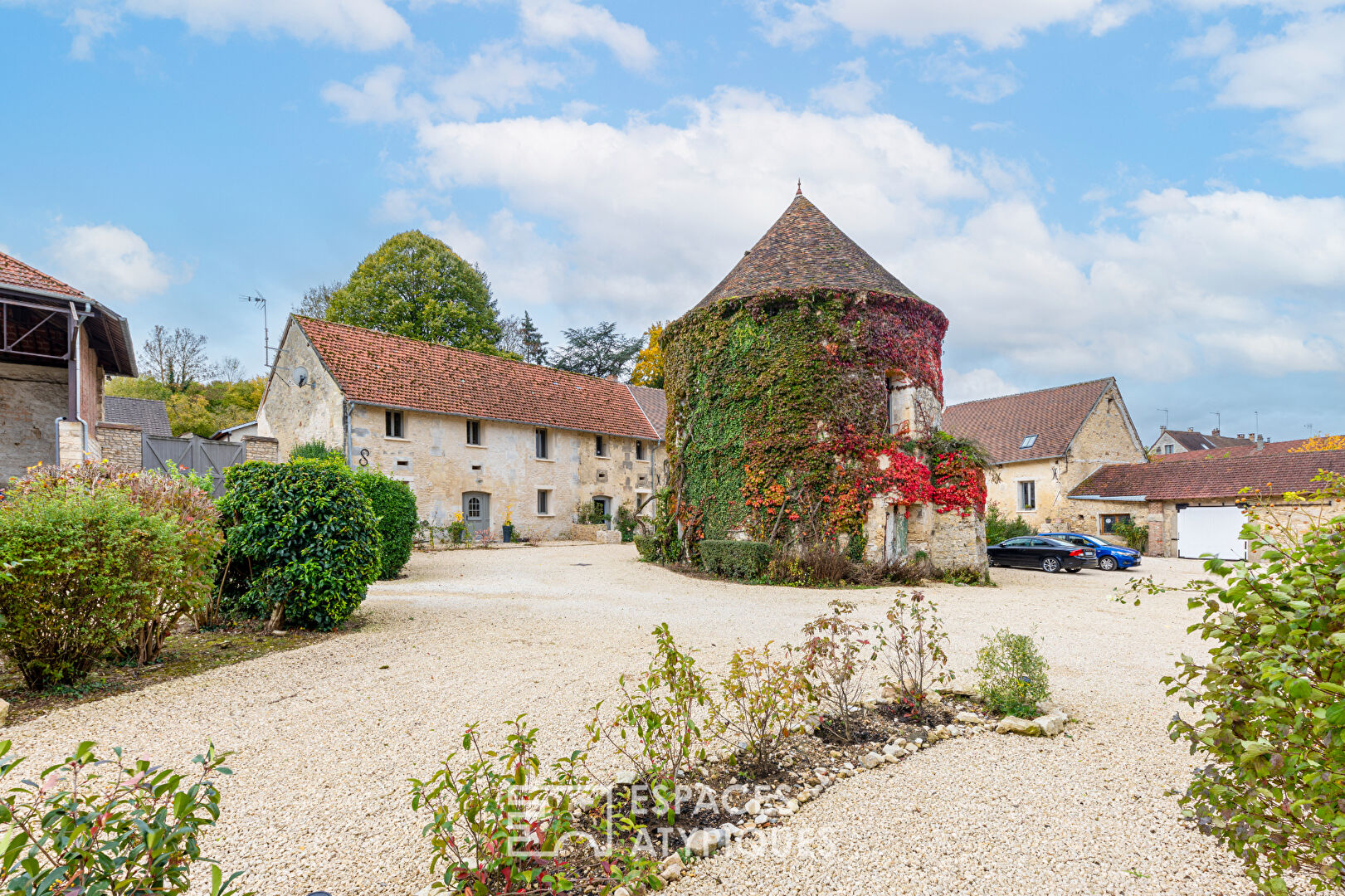 Maison en pierres apparentes dans un Prieure du XI-ème siècle