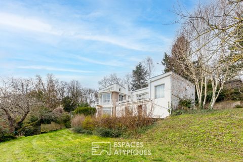 Maison d’Architecte avec vue exceptionnelle sur les étangs de Cergy et piscine intérieure.