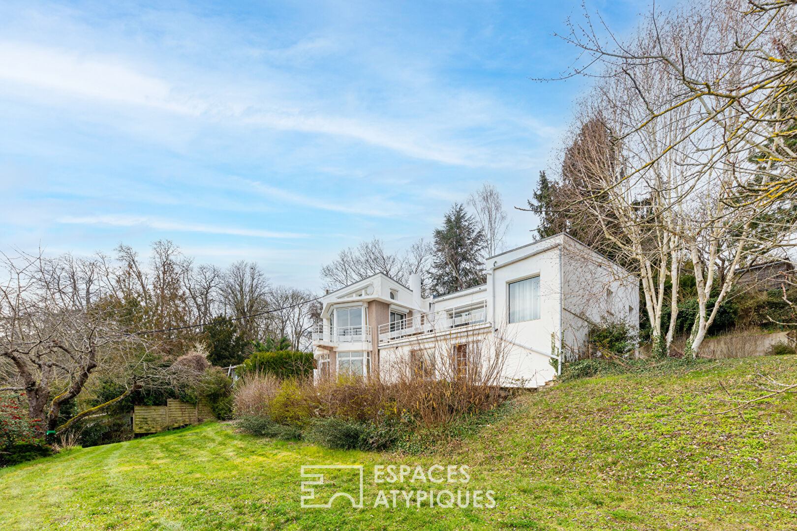 Architect-designed house with exceptional views of the Cergy ponds and indoor swimming pool.