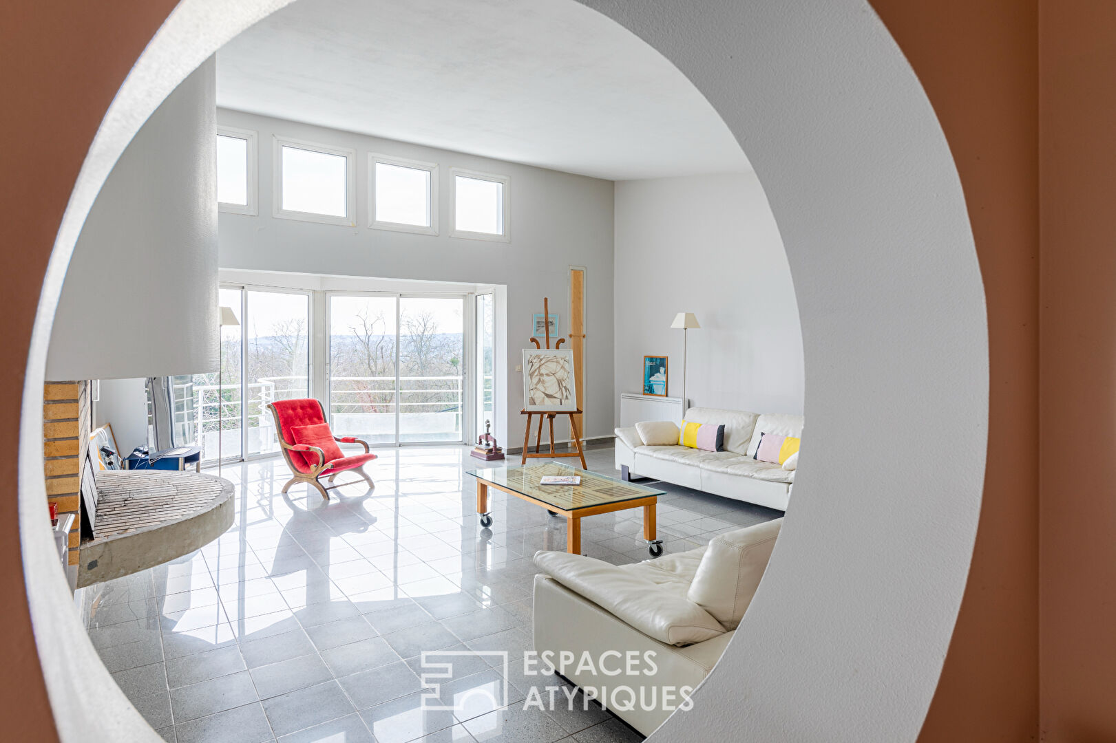 Architect-designed house with exceptional views of the Cergy ponds and indoor swimming pool.