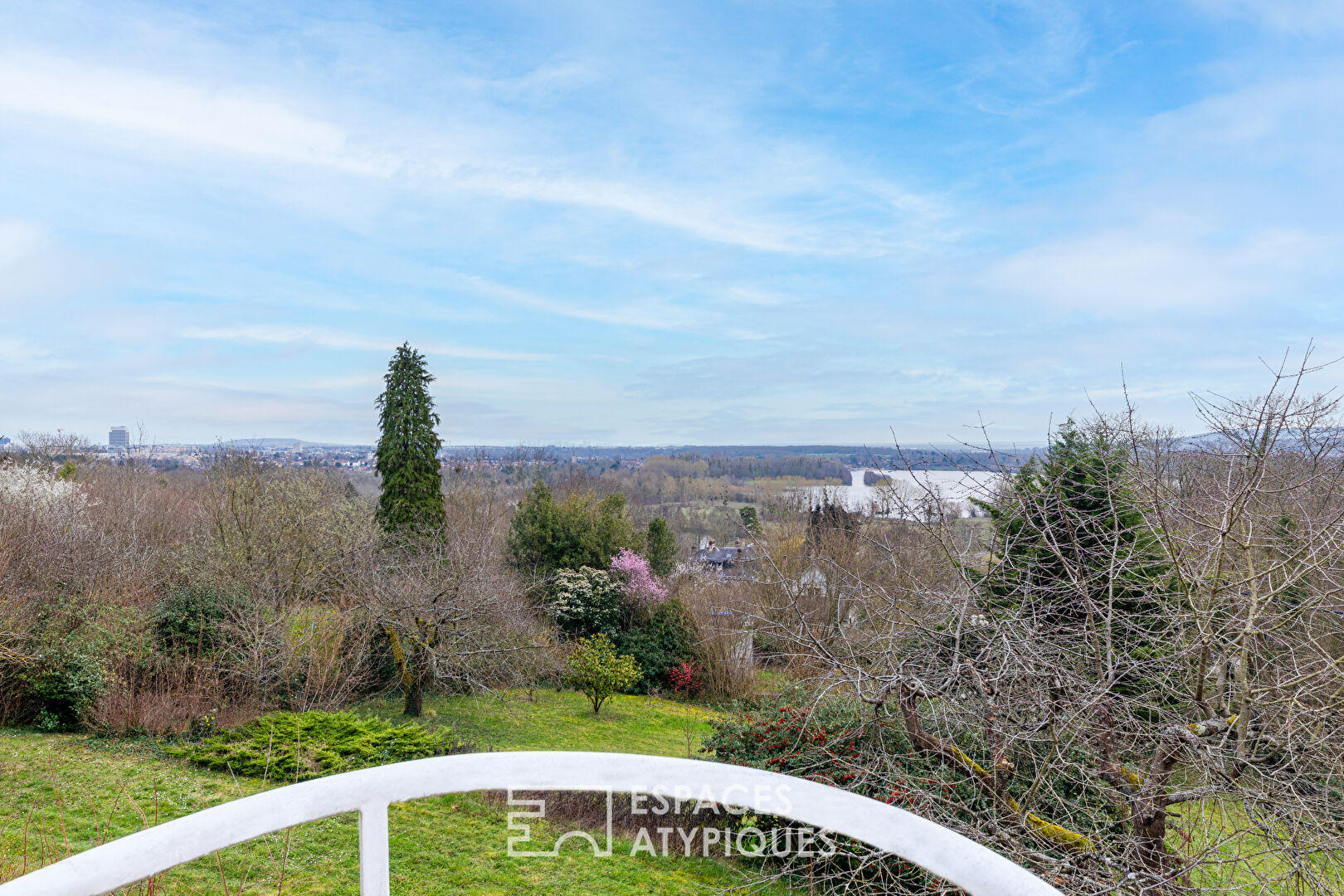 Architect-designed house with exceptional views of the Cergy ponds and indoor swimming pool.