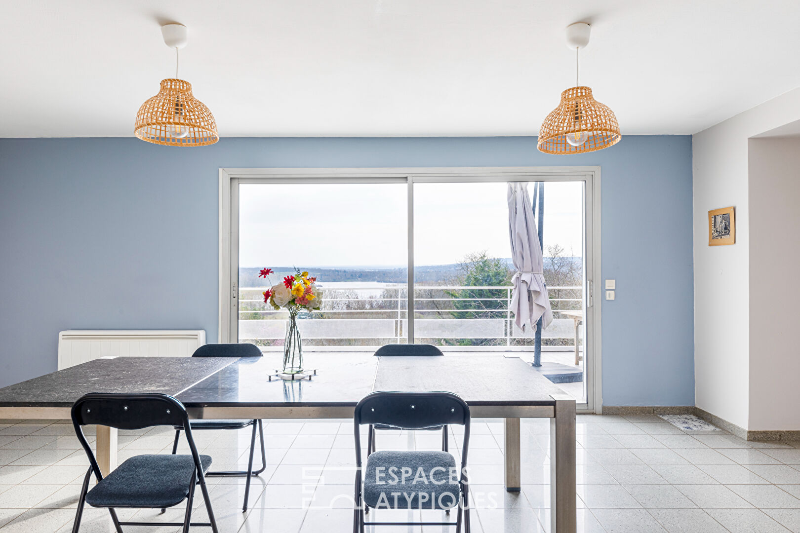 Maison d’Architecte avec vue exceptionnelle sur les étangs de Cergy et piscine intérieure.