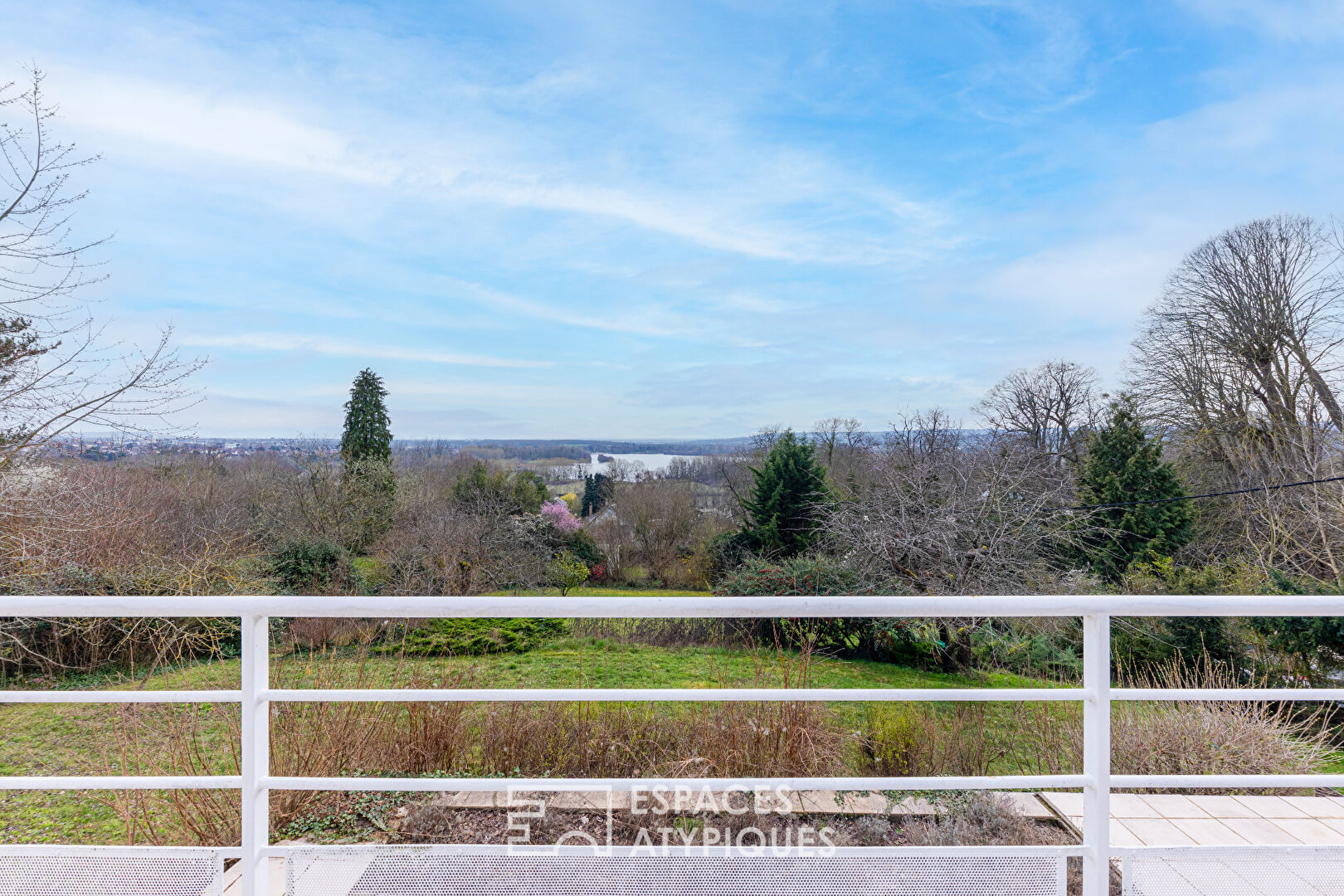 Architect-designed house with exceptional views of the Cergy ponds and indoor swimming pool.