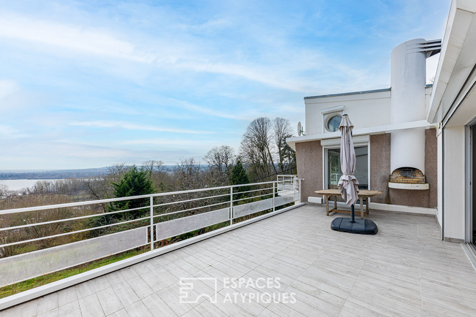 Architect-designed house with exceptional views of the Cergy ponds and indoor swimming pool.