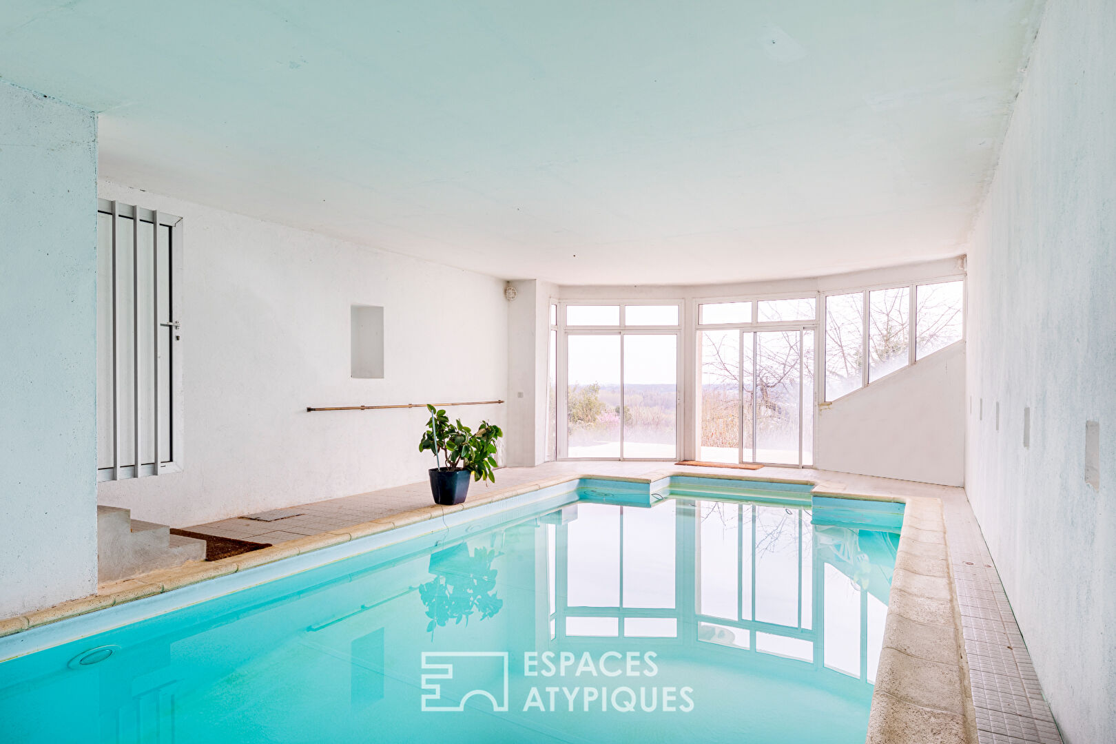 Architect-designed house with exceptional views of the Cergy ponds and indoor swimming pool.