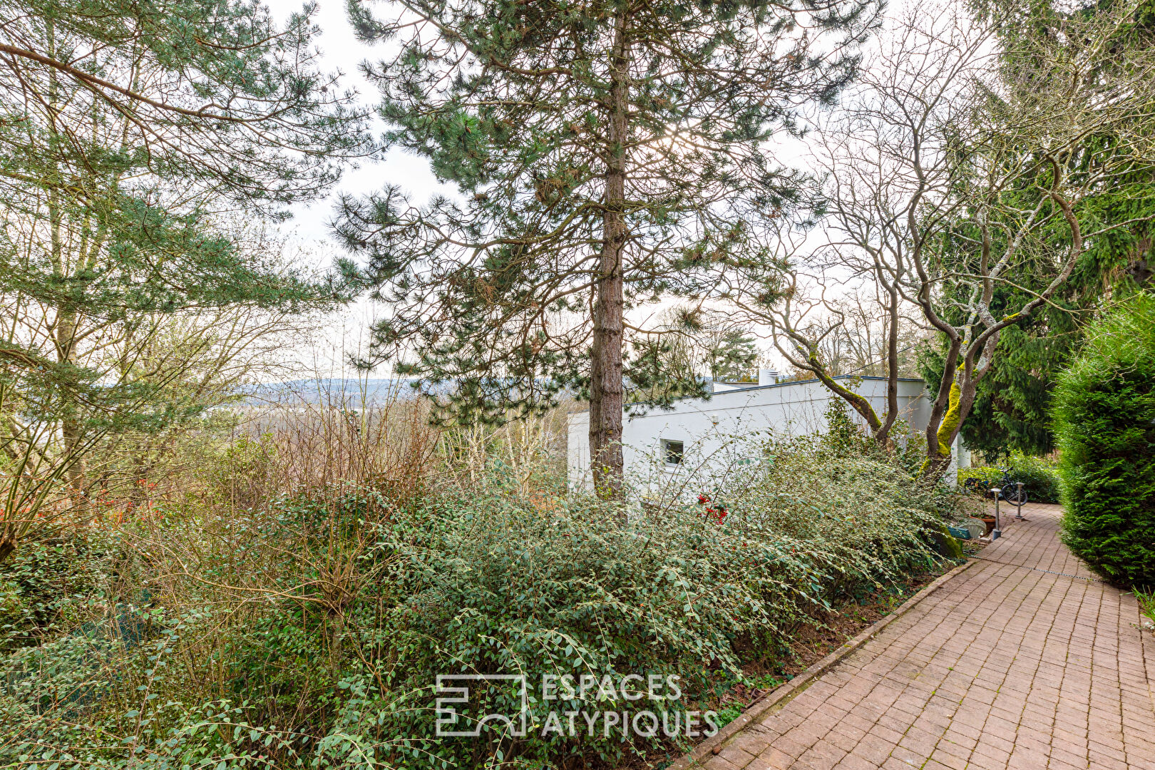 Architect-designed house with exceptional views of the Cergy ponds and indoor swimming pool.