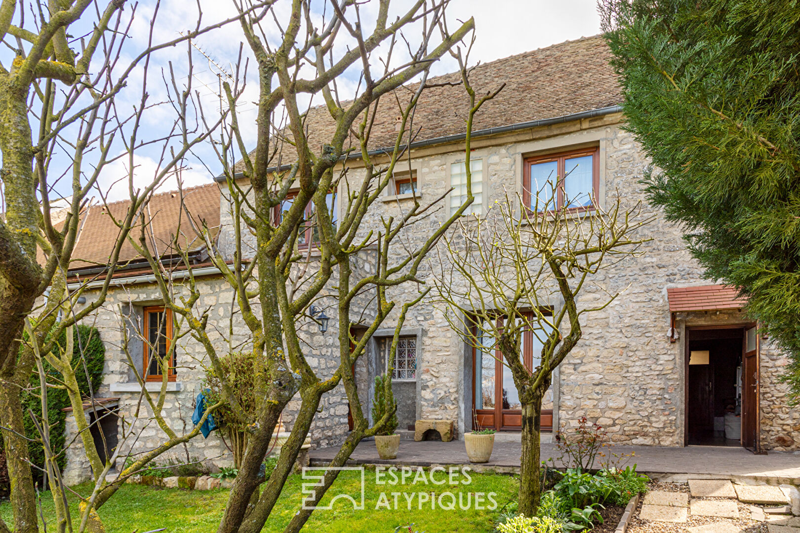 Charming residence in exposed stones in the heart of the village.