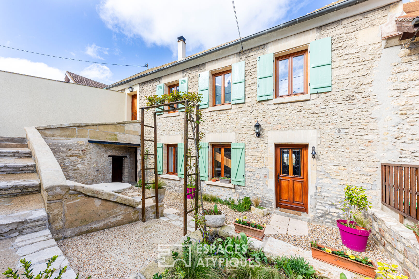 Charming residence in exposed stones in the heart of the village.