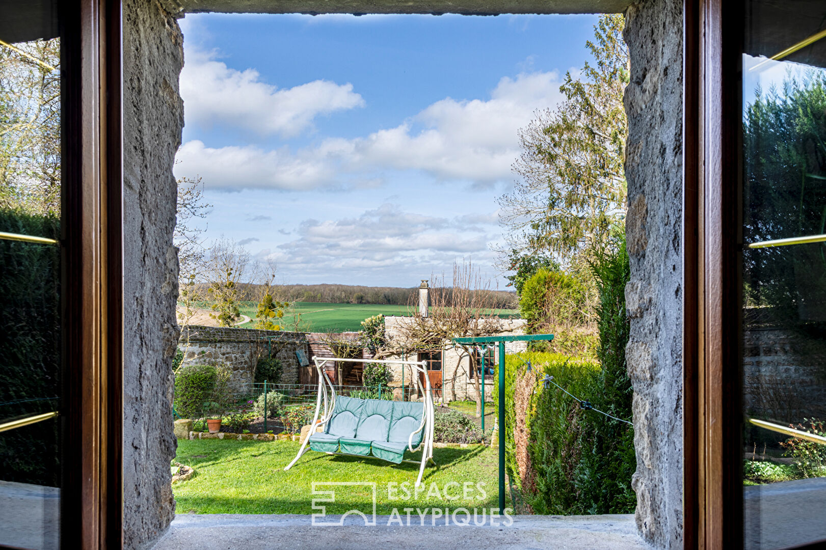 Charming residence in exposed stones in the heart of the village.