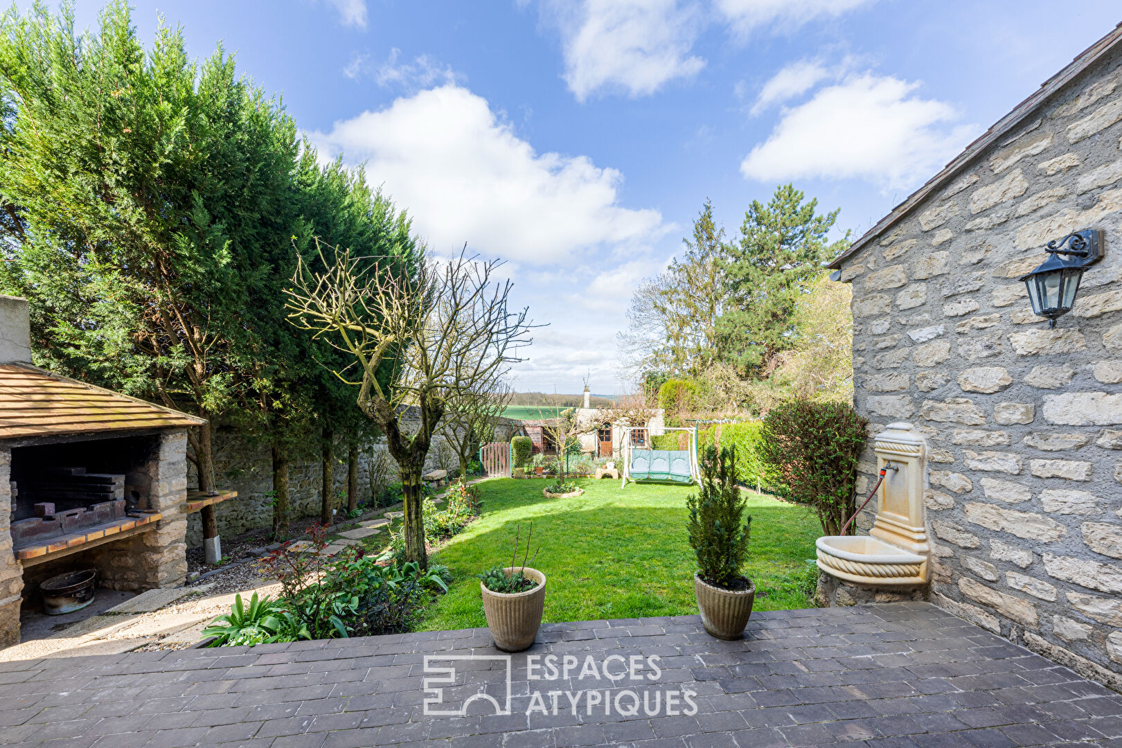 Charming residence in exposed stones in the heart of the village.