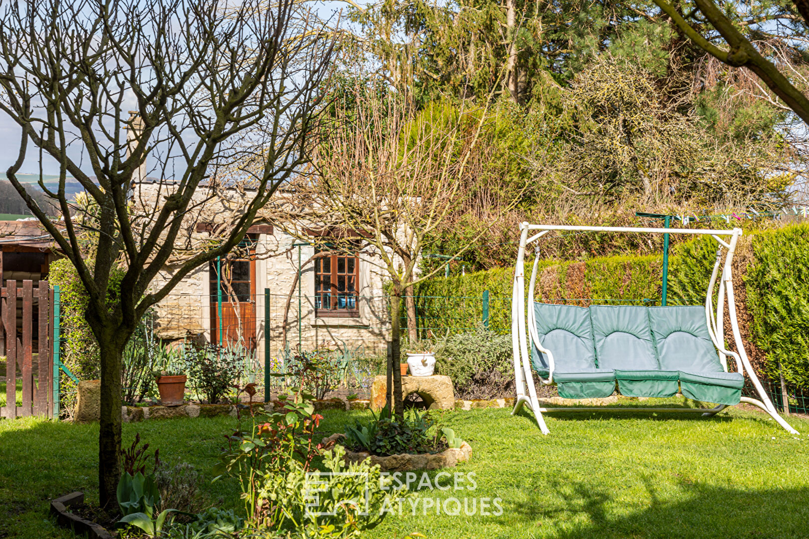 Charming residence in exposed stones in the heart of the village.