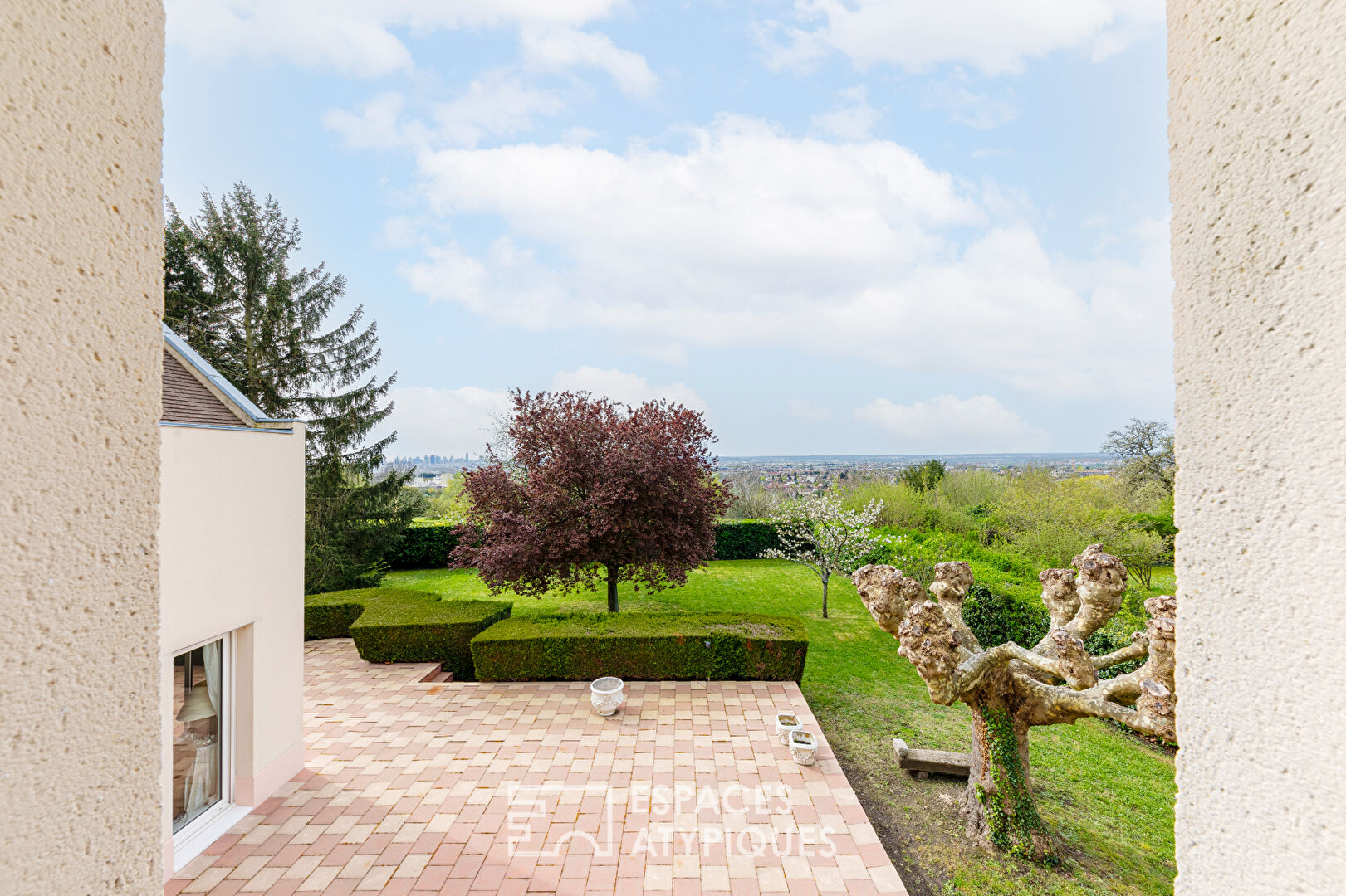 Architect-designed house nestled on the heights of Cormeilles-en-Parisis.
