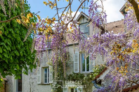 Grande Propriété en pierres, blottie derrière sa glycine