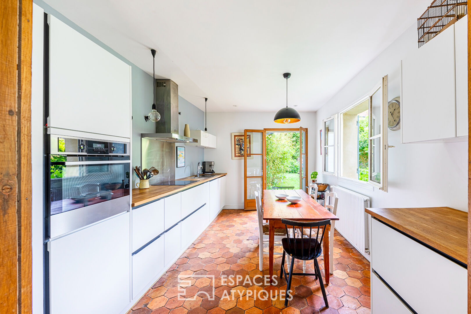 Warm family home in the heart of the village of Livilliers