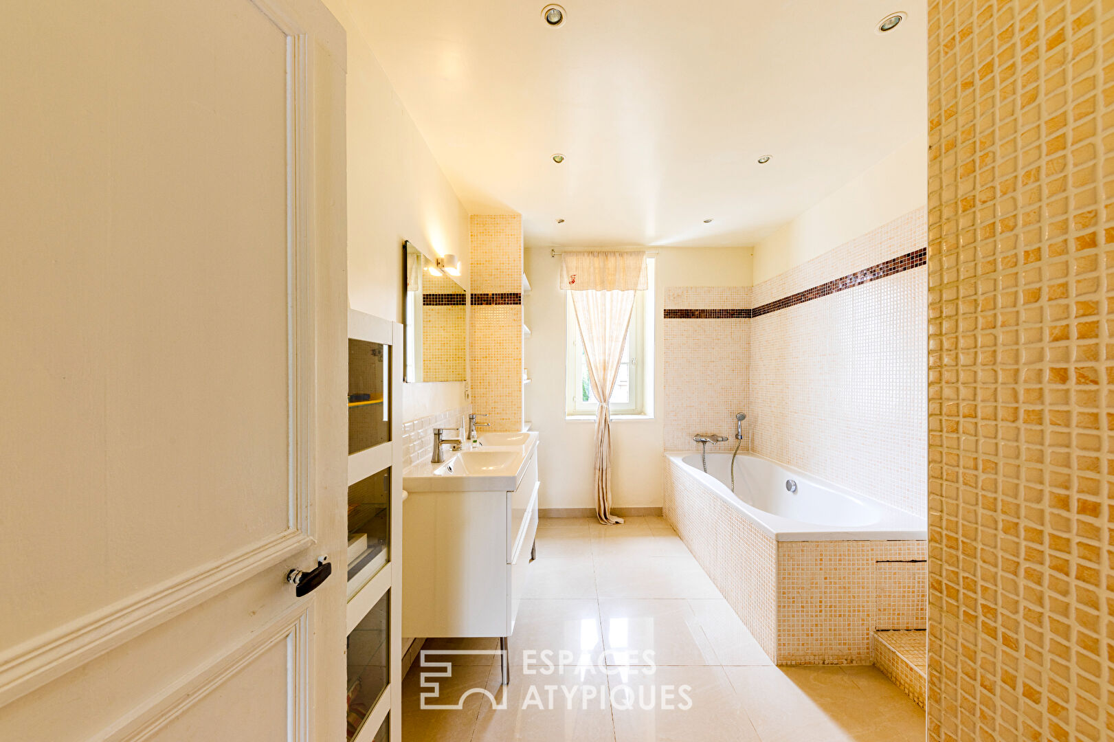 Warm family home in the heart of the village of Livilliers