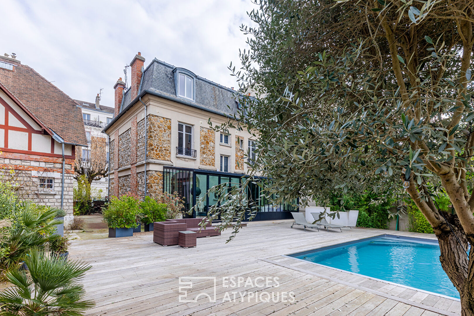Elegant millstone house with swimming pool in the heart of Enghien les Bains