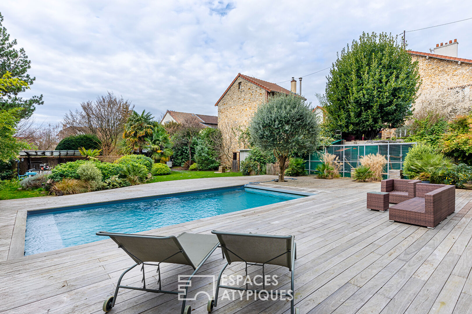 Elegant millstone house with swimming pool in the heart of Enghien les Bains