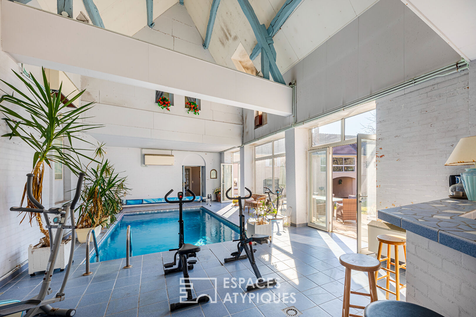 Corps de ferme XVIIIème réhabilité en maison de famille avec piscine intérieure, terrasse et jardin à Attainville.