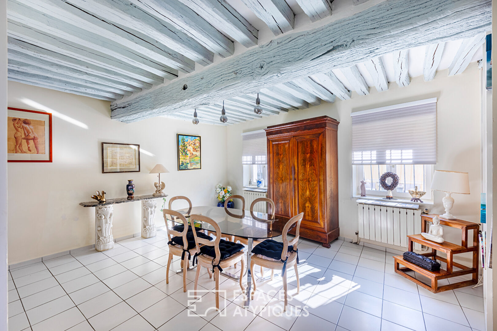 Corps de ferme XVIIIème réhabilité en maison de famille avec piscine intérieure, terrasse et jardin à Attainville.