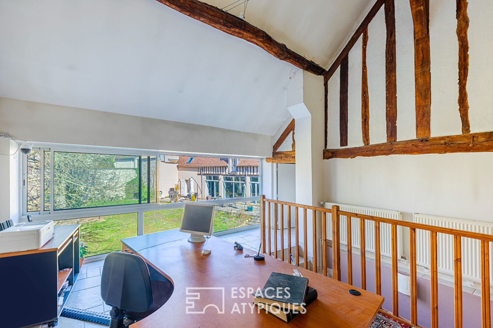 Corps de ferme XVIIIème réhabilité en maison de famille avec piscine intérieure, terrasse et jardin à Attainville.