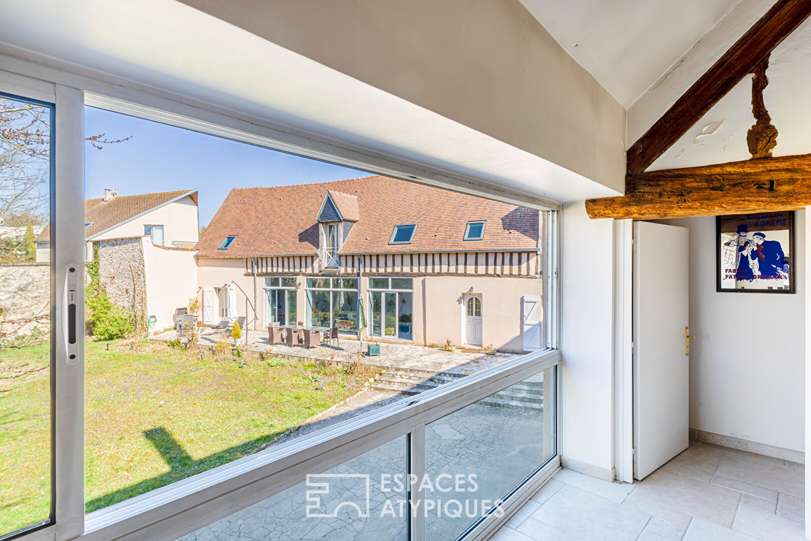 Corps de ferme XVIIIème réhabilité en maison de famille avec piscine intérieure, terrasse et jardin à Attainville.