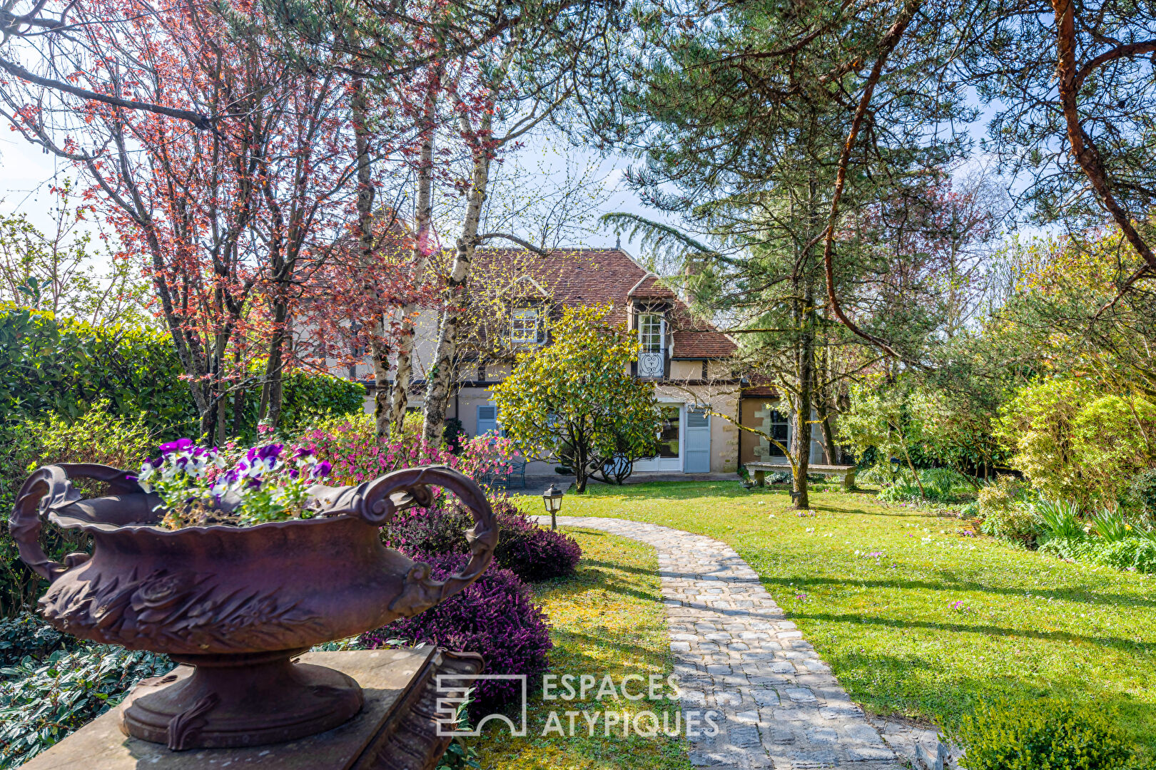 Charming property between town and countryside less than an hour from Paris