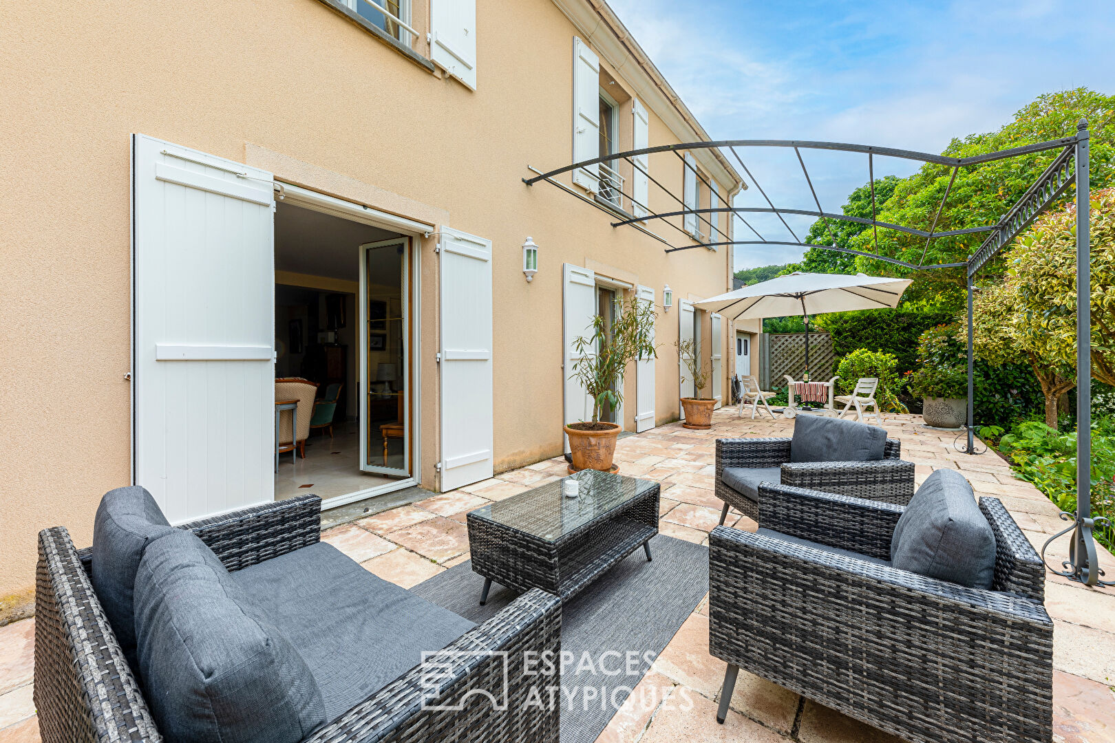 Villa Bellevue –  Belle demeure contemporaine face au green à Presles.