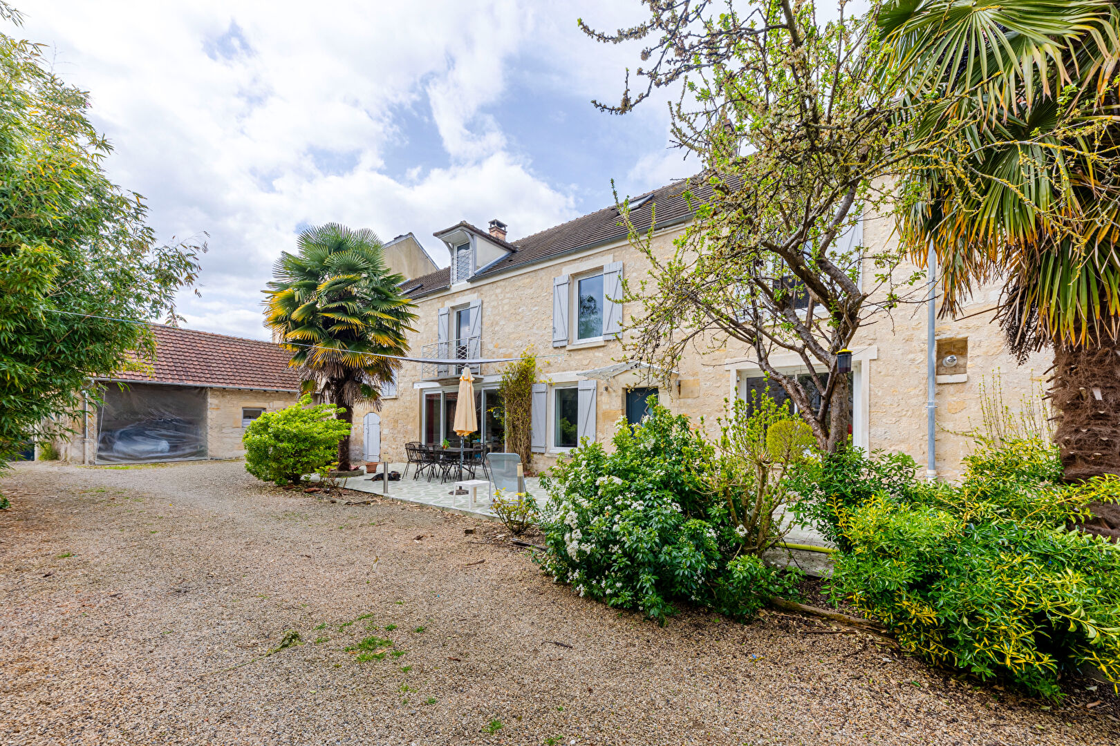 Family property in Butry-sur-Oise: a house ready to move into and a second building to be shaped
