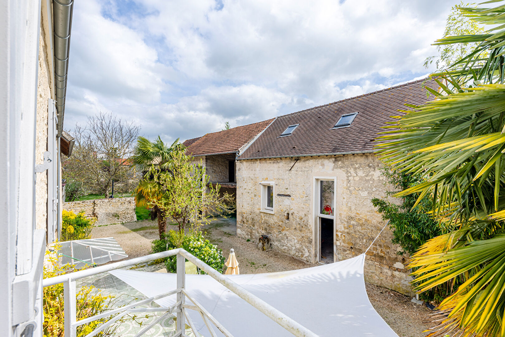 Family property in Butry-sur-Oise: a house ready to move into and a second building to be shaped