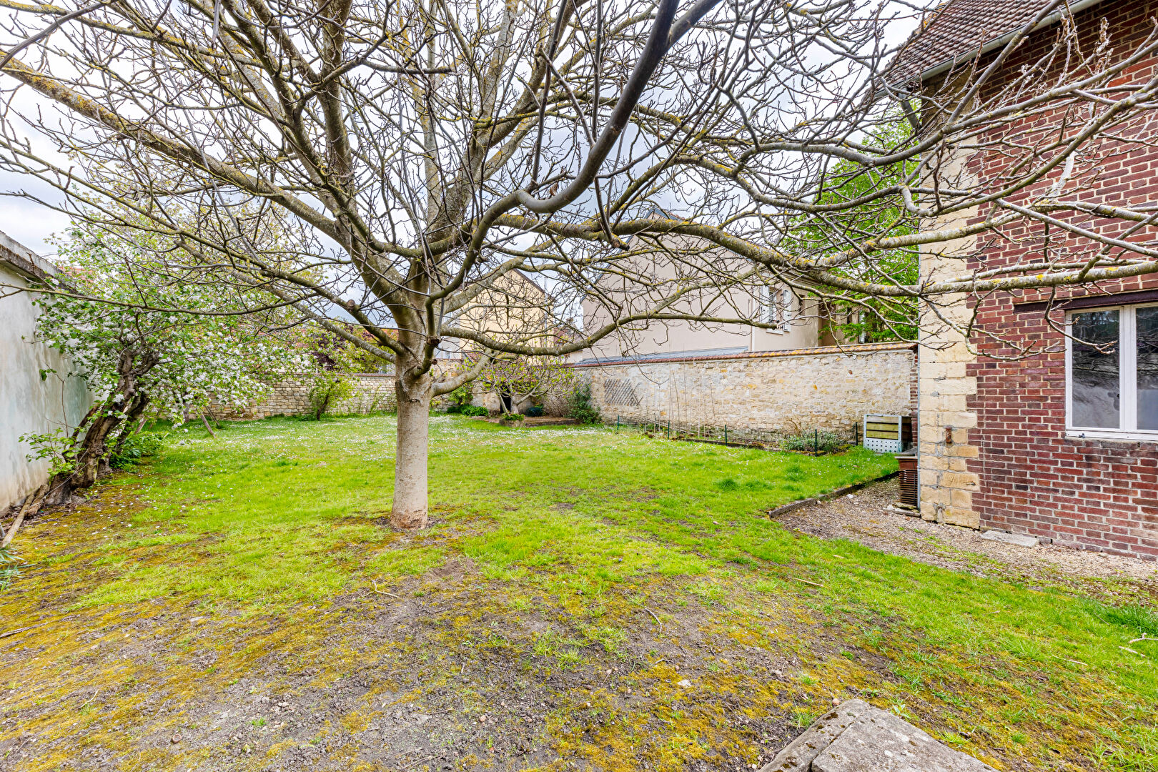Family property in Butry-sur-Oise: a house ready to move into and a second building to be shaped