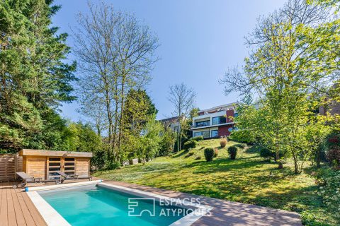 À Presles : Maison d’architecte baignée de lumière, avec piscine et vue suspendue sur la vallée