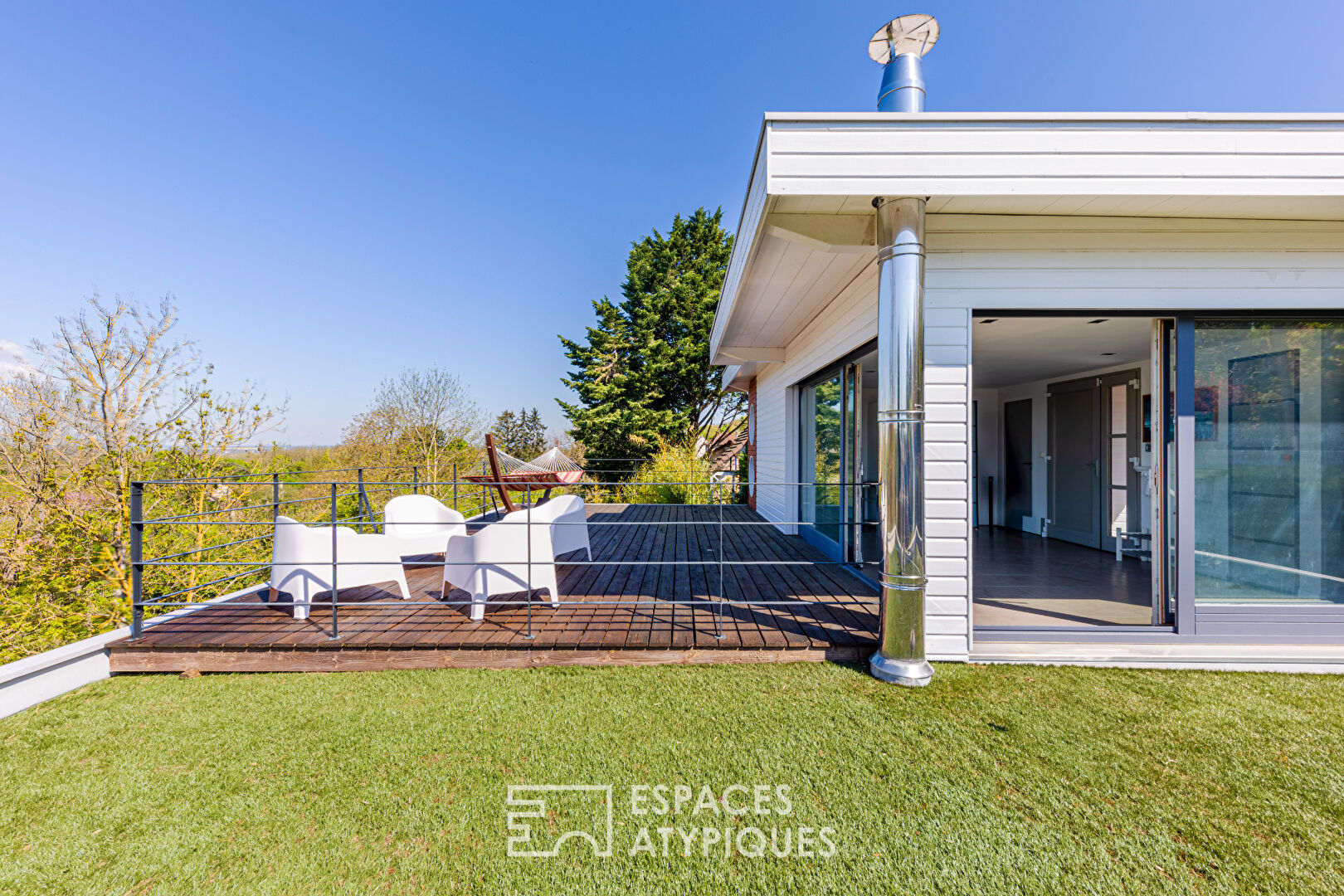 À Presles : Maison d’architecte baignée de lumière, avec piscine et vue suspendue sur la vallée