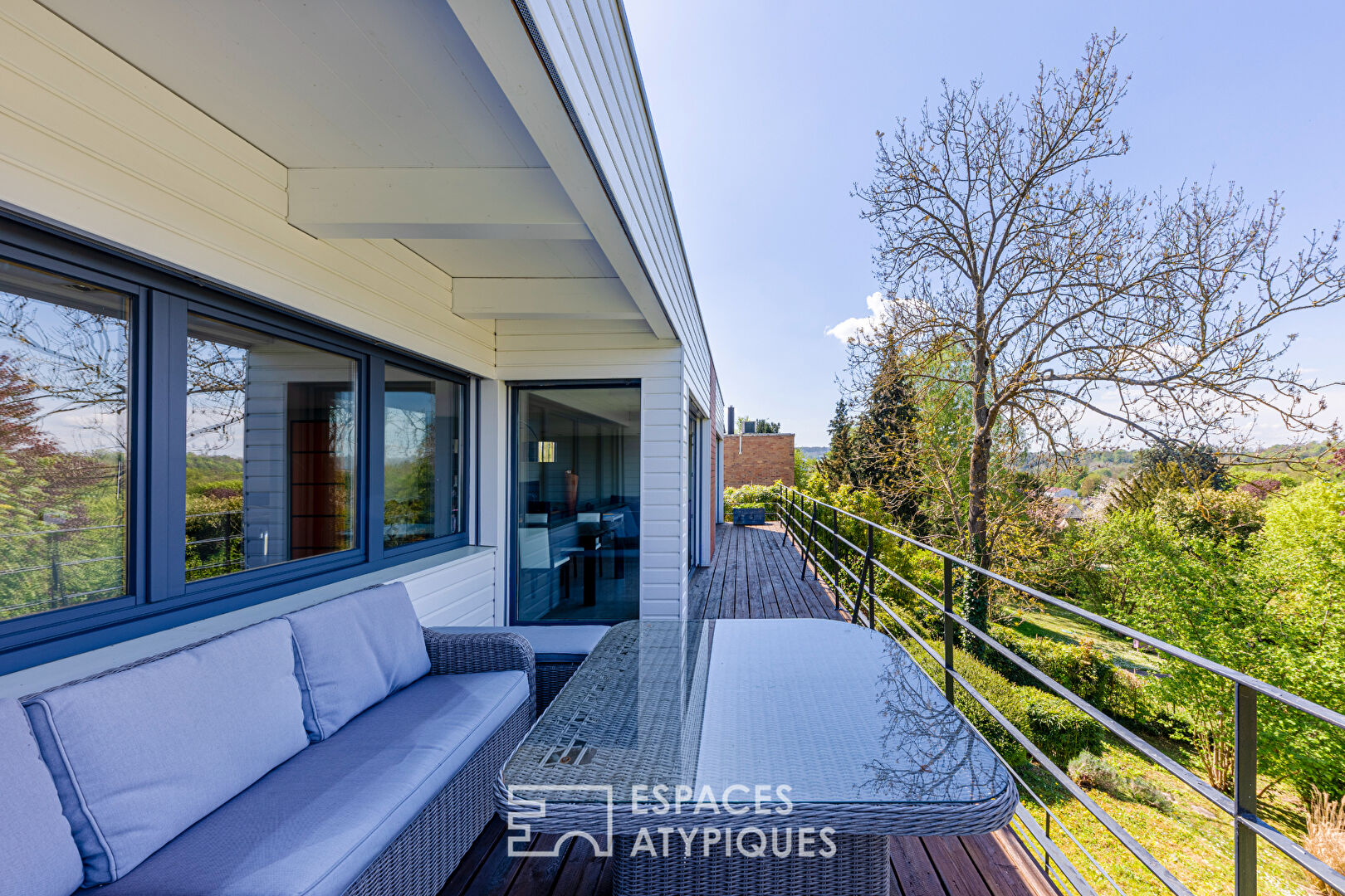À Presles : Maison d’architecte baignée de lumière, avec piscine et vue suspendue sur la vallée