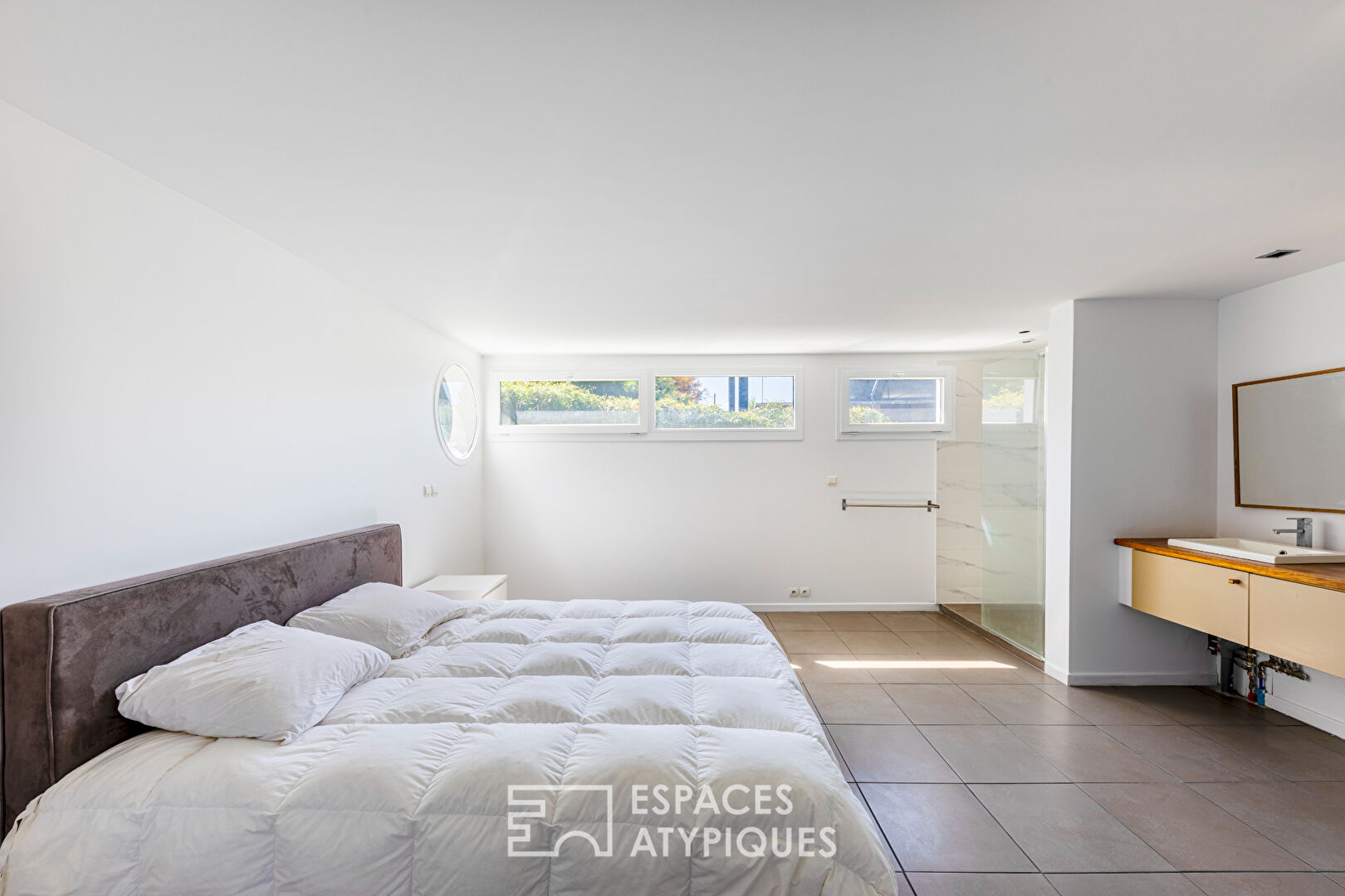 À Presles : Maison d’architecte baignée de lumière, avec piscine et vue suspendue sur la vallée