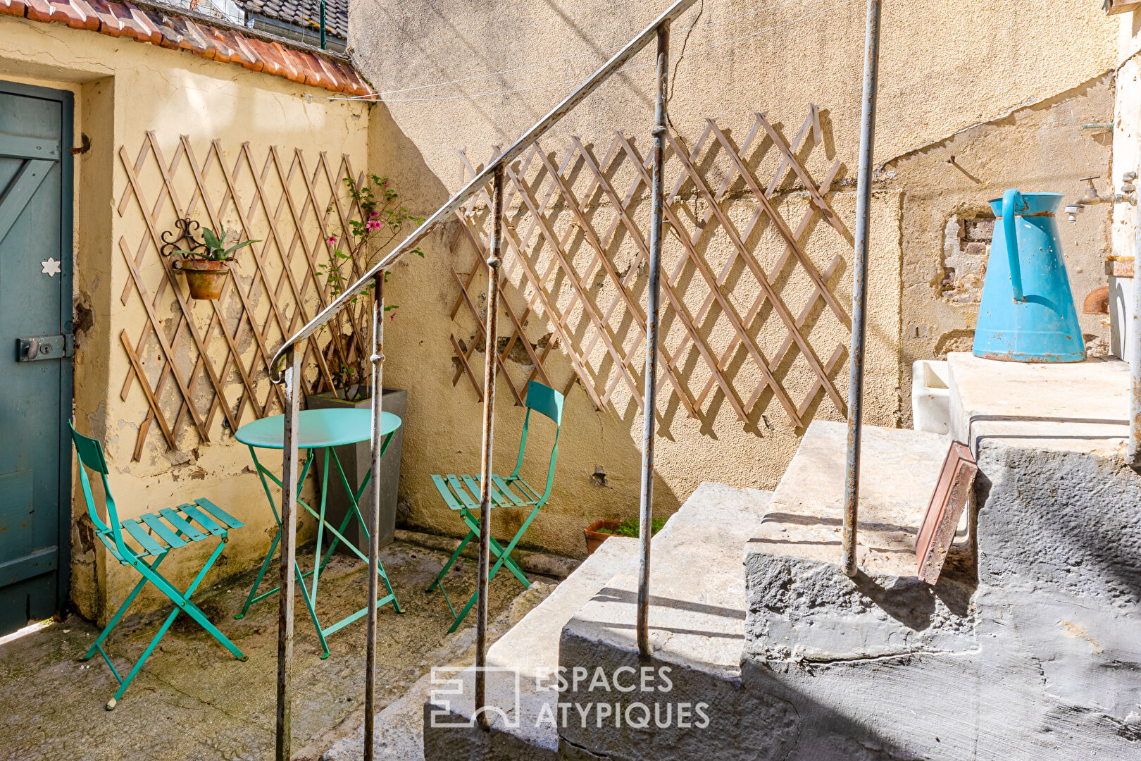 Ancien salon de coiffure transformé en lieu unique au coeur du village recherché de la Roche Guyon