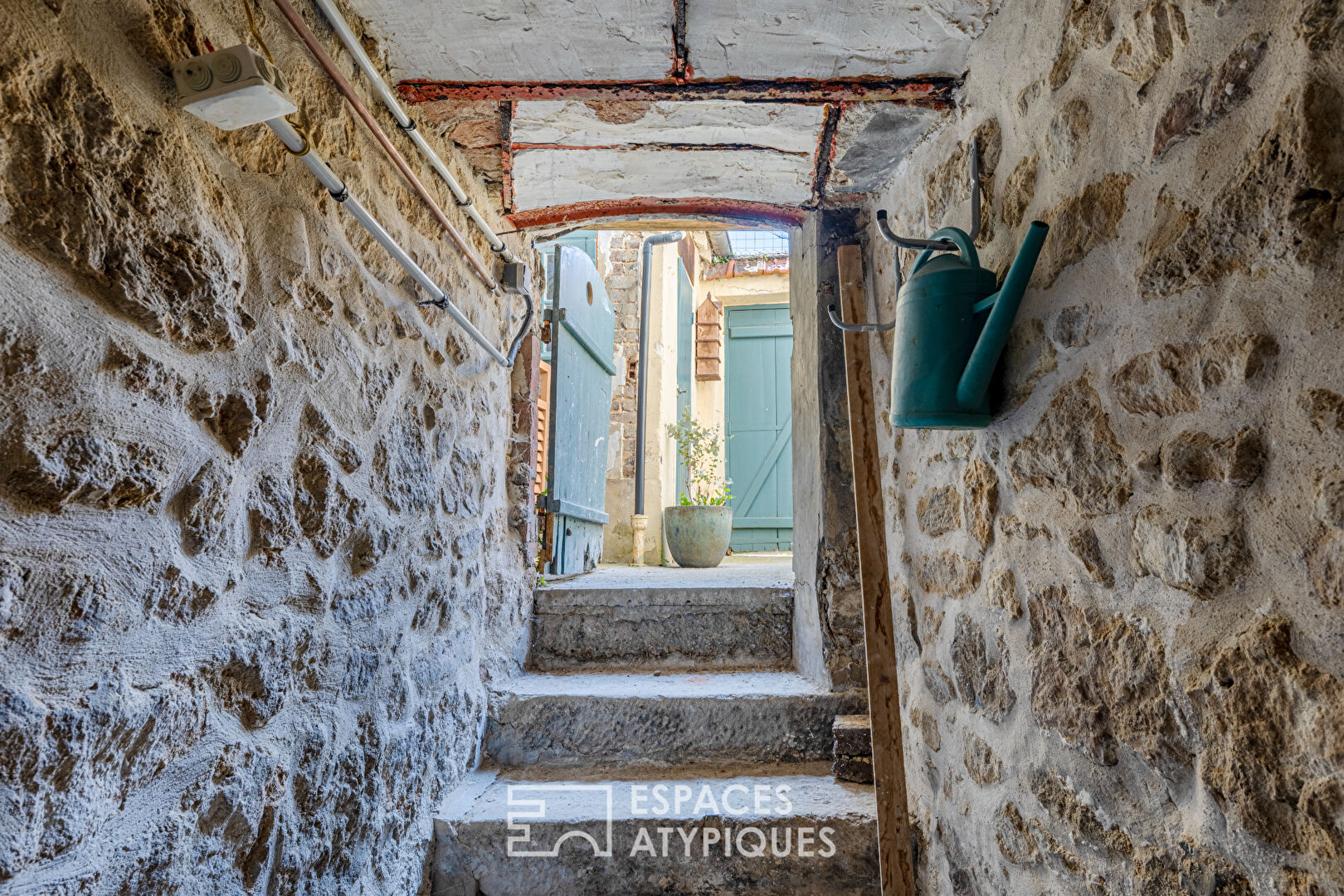 Ancien salon de coiffure transformé en lieu unique au coeur du village recherché de la Roche Guyon