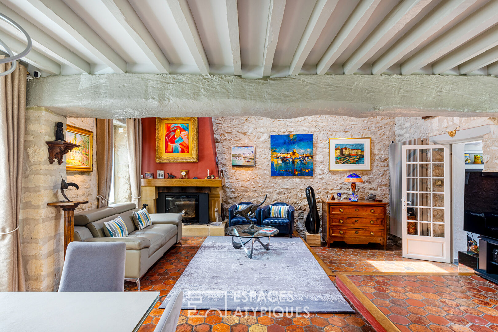 Discreet 19th century property in the heart of the village