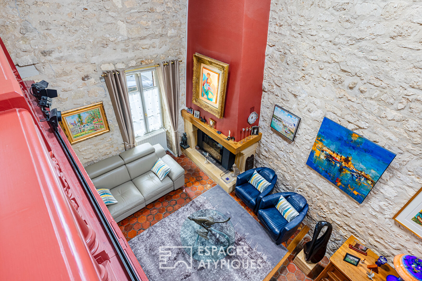 Discreet 19th century property in the heart of the village