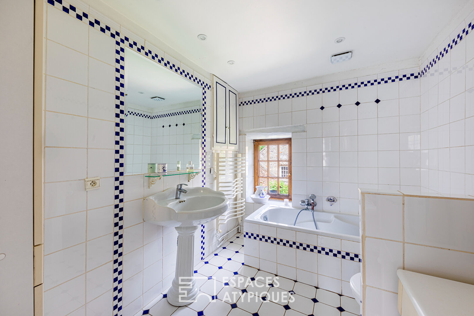 Discreet 19th century property in the heart of the village