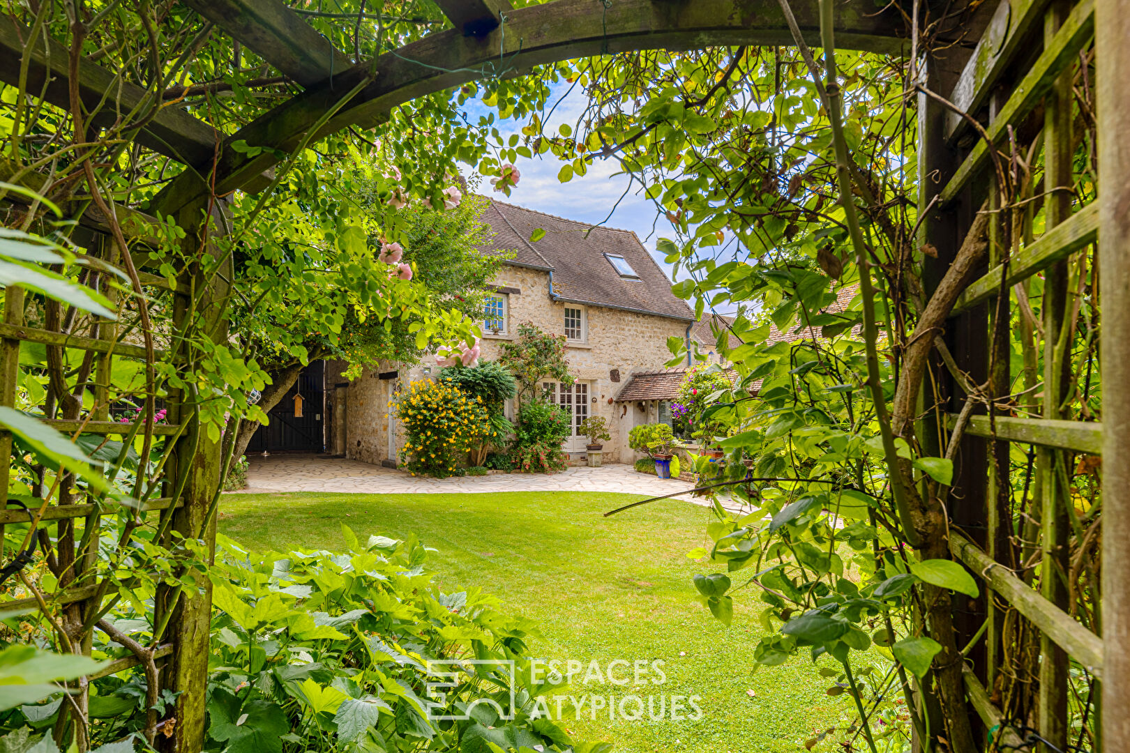 Discreet 19th century property in the heart of the village