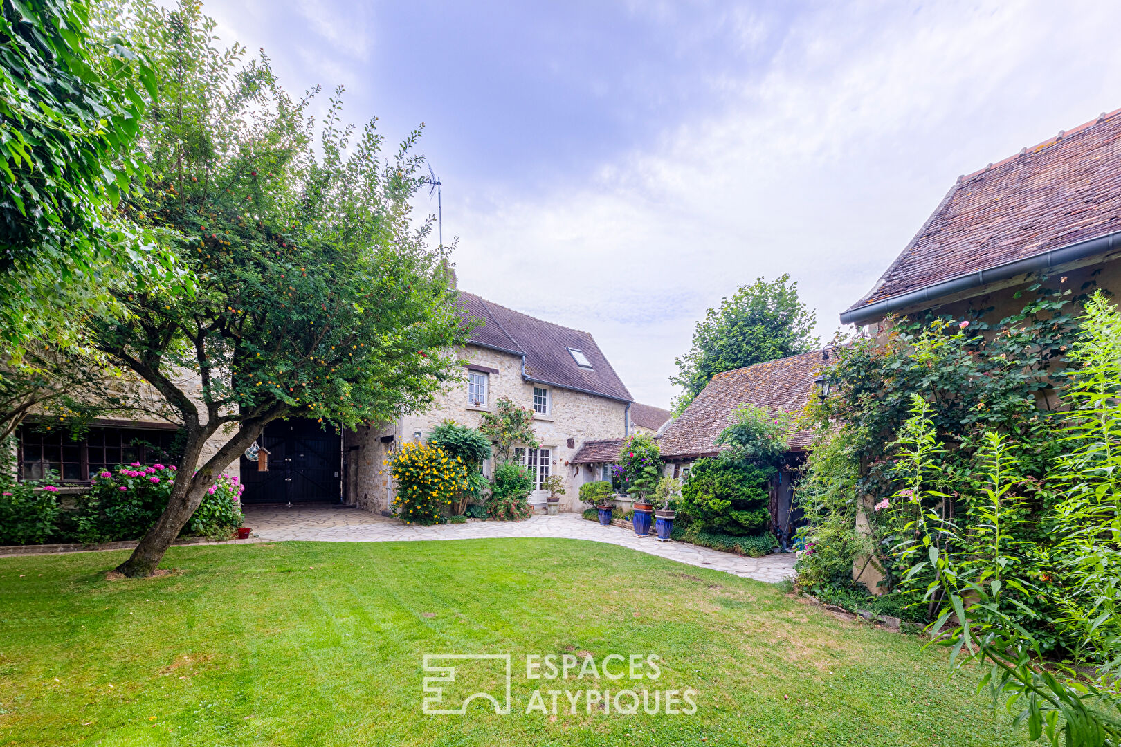 Discreet 19th century property in the heart of the village