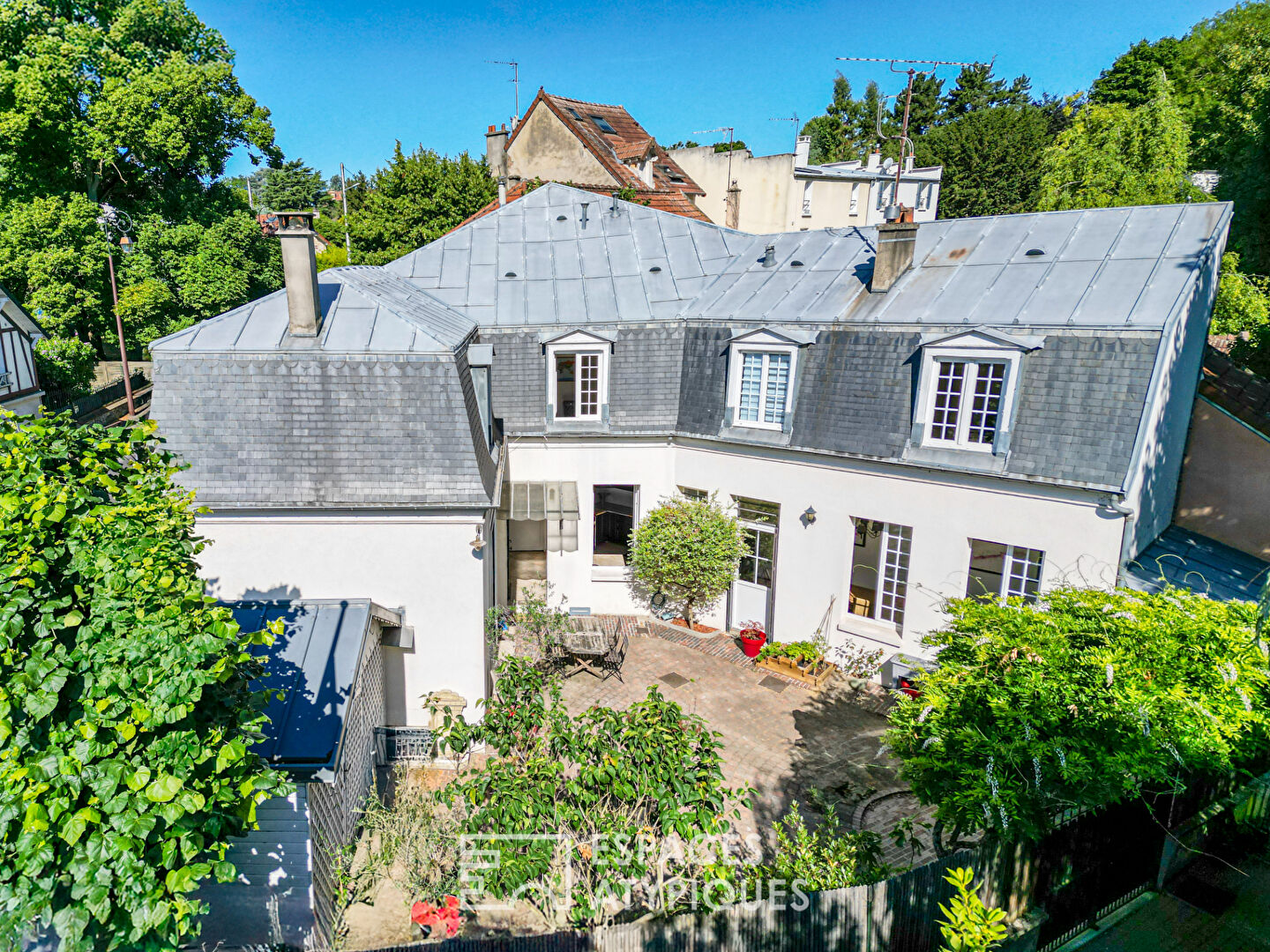Family townhouse with large paved courtyard. Montmorency center