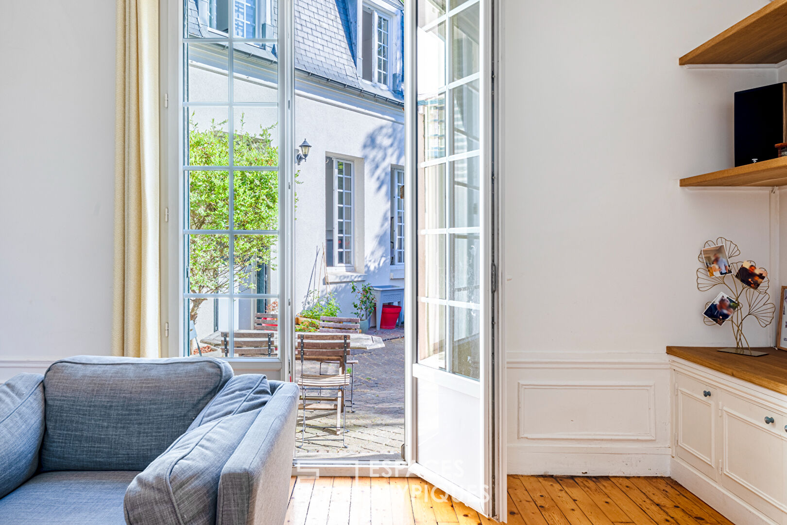Family townhouse with large paved courtyard. Montmorency center