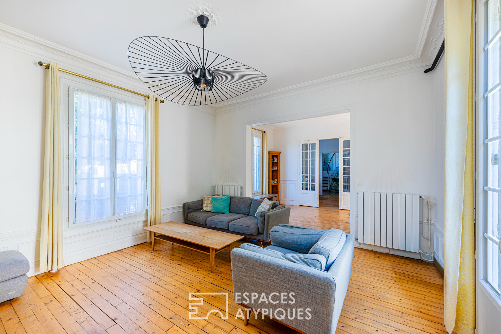 Family townhouse with large paved courtyard. Montmorency center