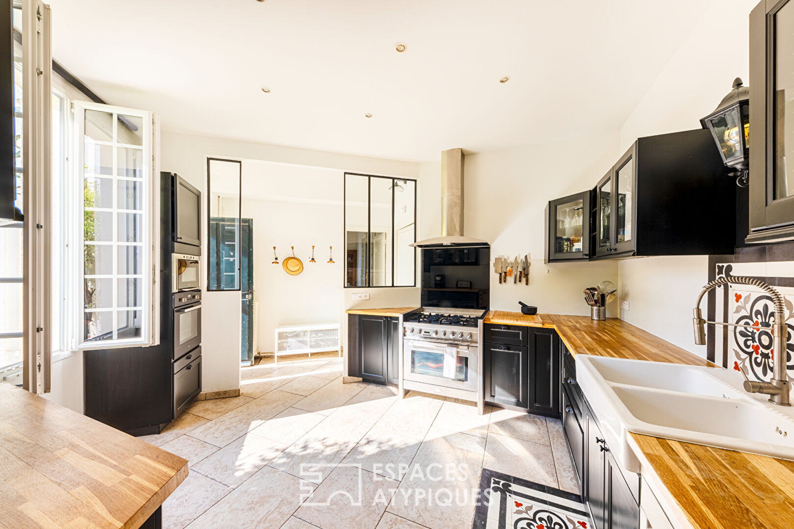 Family townhouse with large paved courtyard. Montmorency center