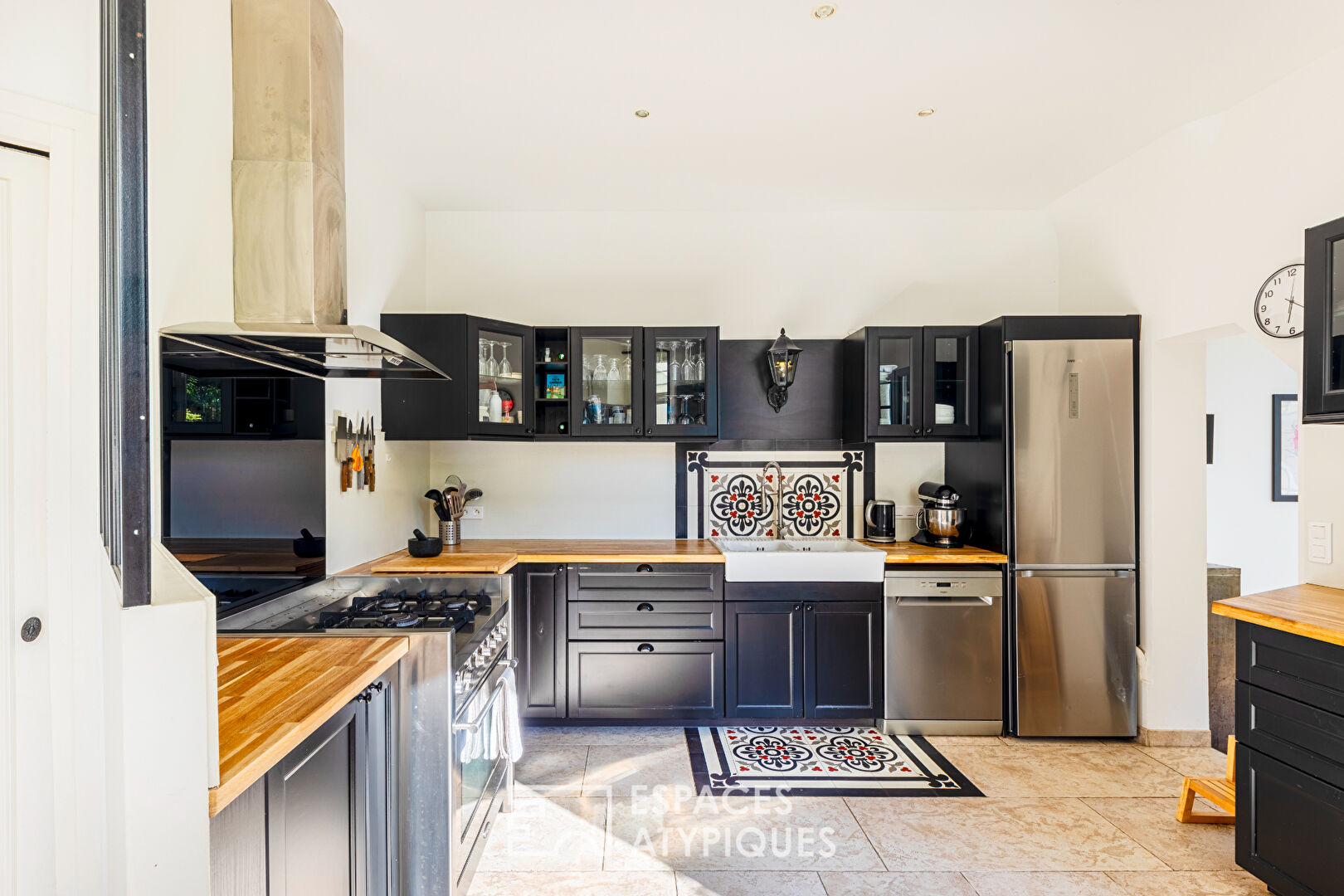 Family townhouse with large paved courtyard. Montmorency center